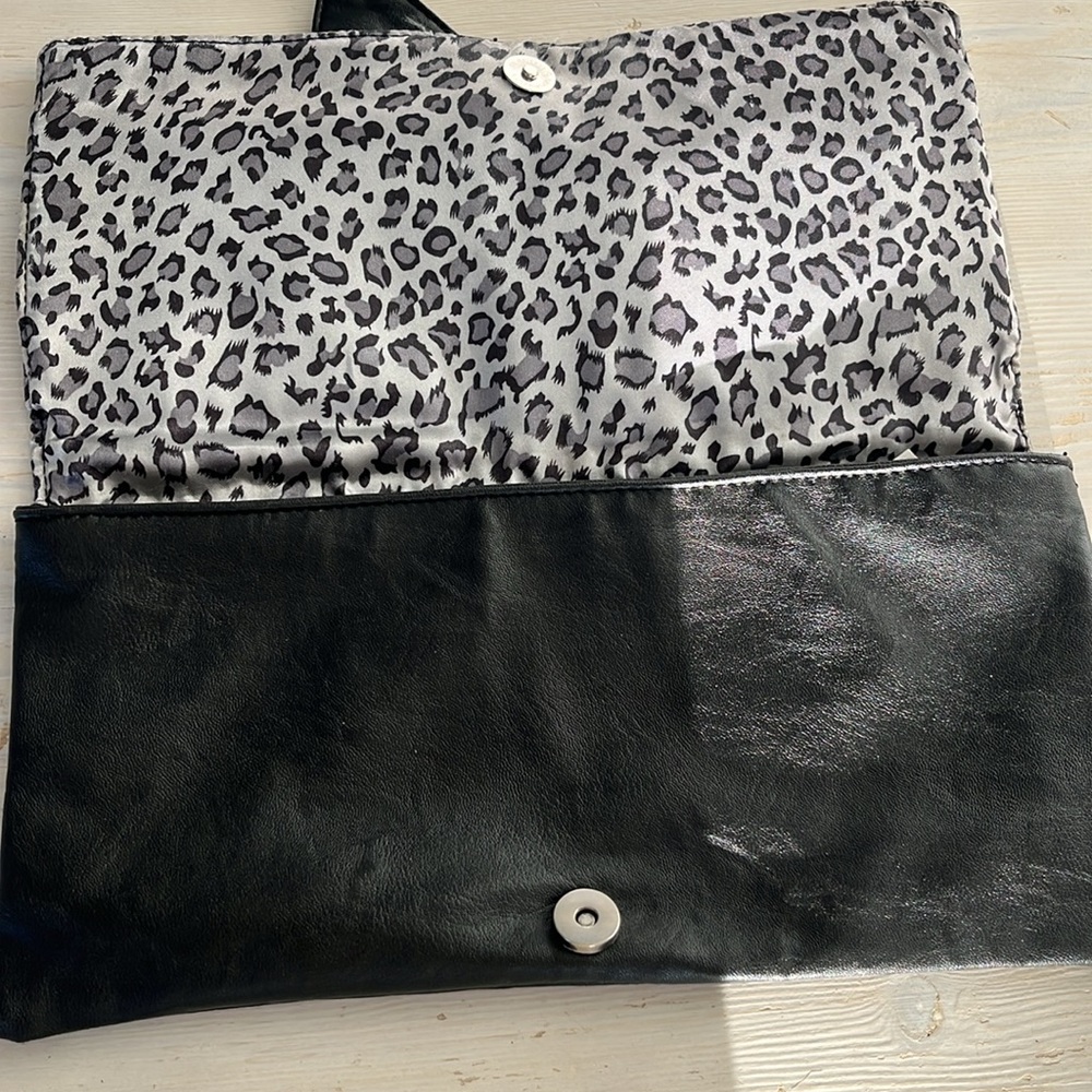 Vintage 1980s faux black leather clutch with large bow - Picture 4 of 6